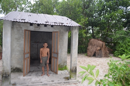 Ông[-]đã[-]chê[-]nhà[-]xây[-]kiên[-]cố[-]để[-]tự[-]dựng[-]lều[-]để[-]ở